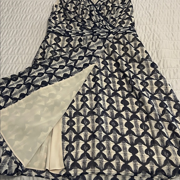 Tory Burch Sleeveless Silk Dress - w faux wrap skirt. Size 8 - Picture 6 of 11